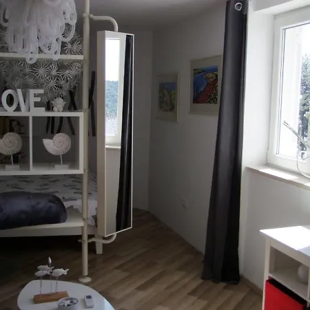 Apartment A Bright Hideaway