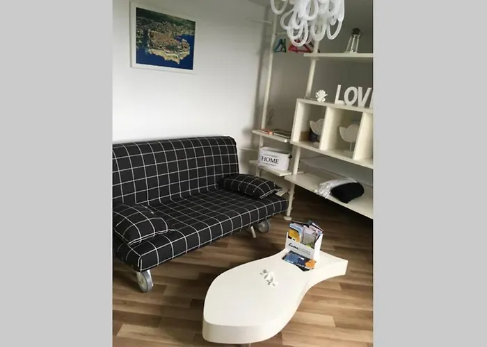 Apartment A Bright Hideaway *